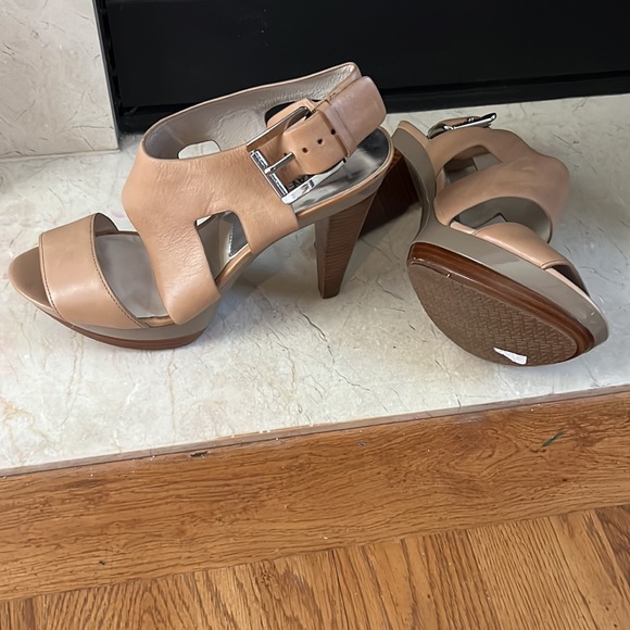 New worn once like new Michael kors heel - Picture 4 of 4